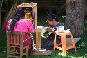 Mayan women weaving cintas 